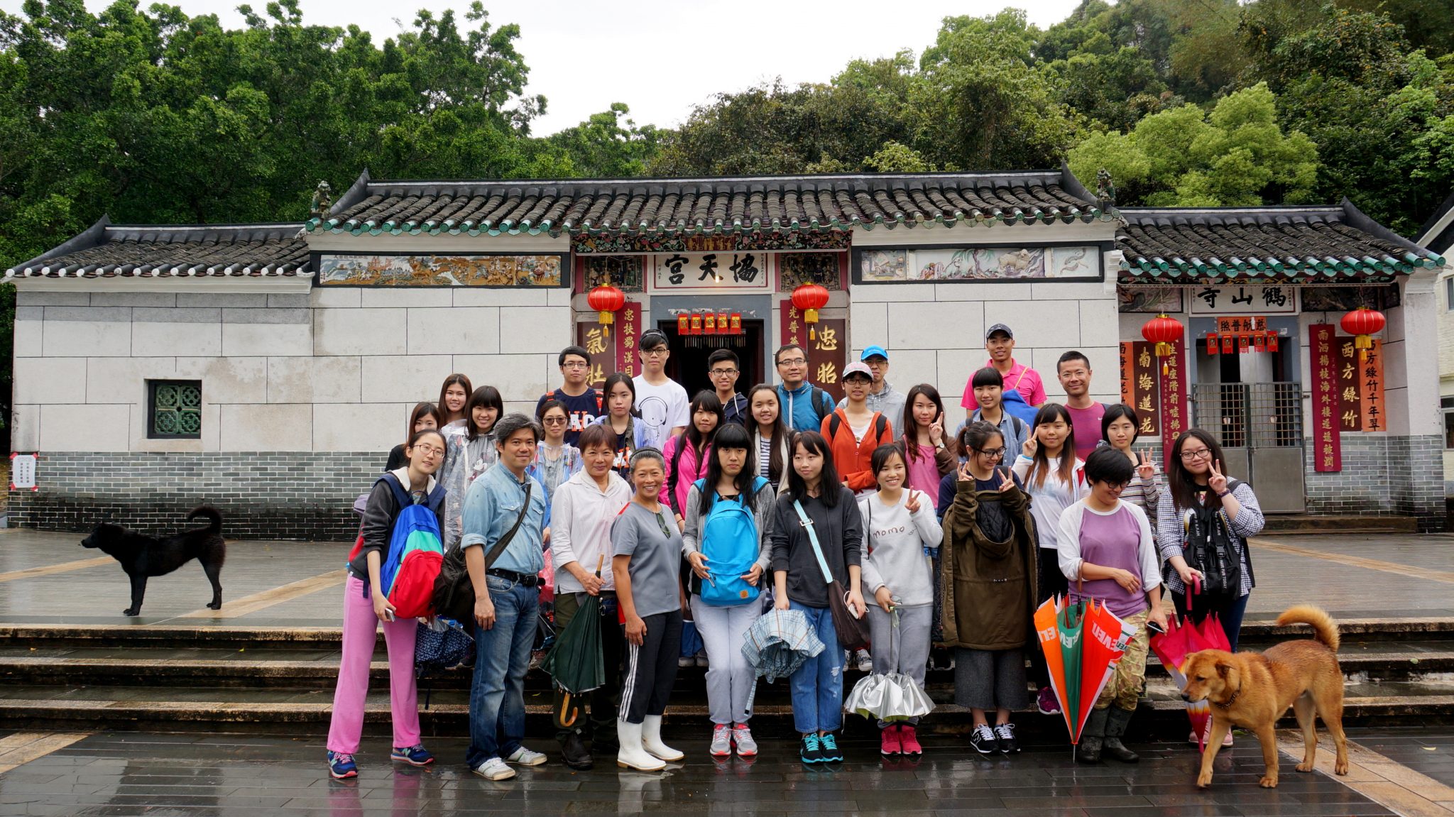 Group photo at the plaza of the village. 在村莊的廣場上合影。