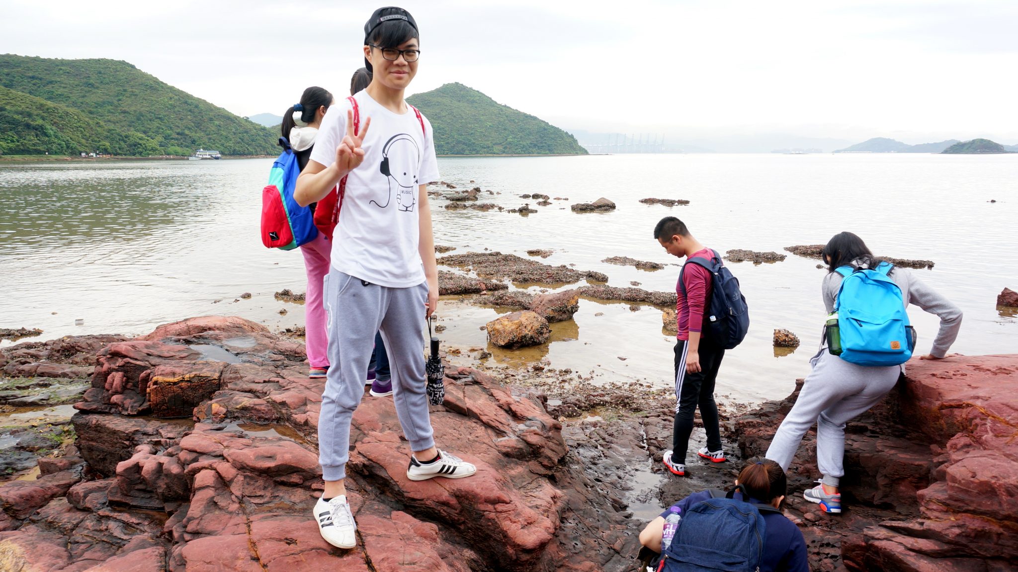 Students felt very excited to see different geological features along the coast of northeastern Hong Kong. 同學們看到香港東北海岸不同的地質特徵感到很興奮。