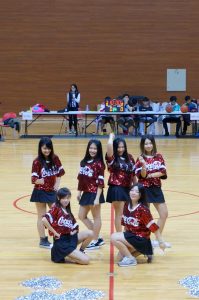 Every girl of the cheerleading squad is very charming and energetic. 啦啦隊的每個女孩都非常活潑迷人。