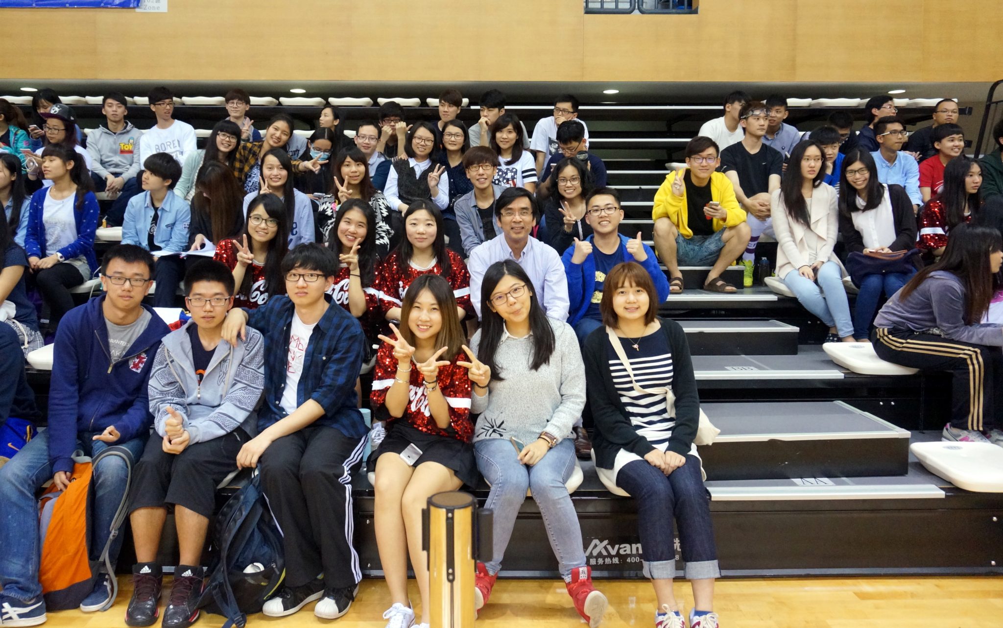 College Master and students attended the tournament finals and cheered for the team. 書院院長和同學們到場觀戰為籃球隊打氣。