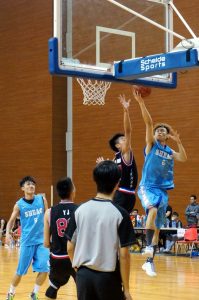 SHEAC player strived to shoot. 東亞書院球員憤力投籃。