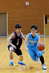 SHEAC player tried to avoid the interference of the opponent. 東亞隊員試圖避開對方球員的阻攔。