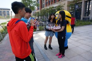 Volunteers were active to sell their handmade cookies to visitors. 同學們積極走到書院外面向遊人們推銷自己親手製作的曲奇。