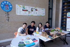 Volunteers provided assistance at the UM Open Day counter. 同學們在開放日也幫忙介紹書院。