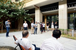 The guests demonstrated in the courtyard of the College how to operate a drone. 嘉賓在書院的院子裡示範如何操作無人機。