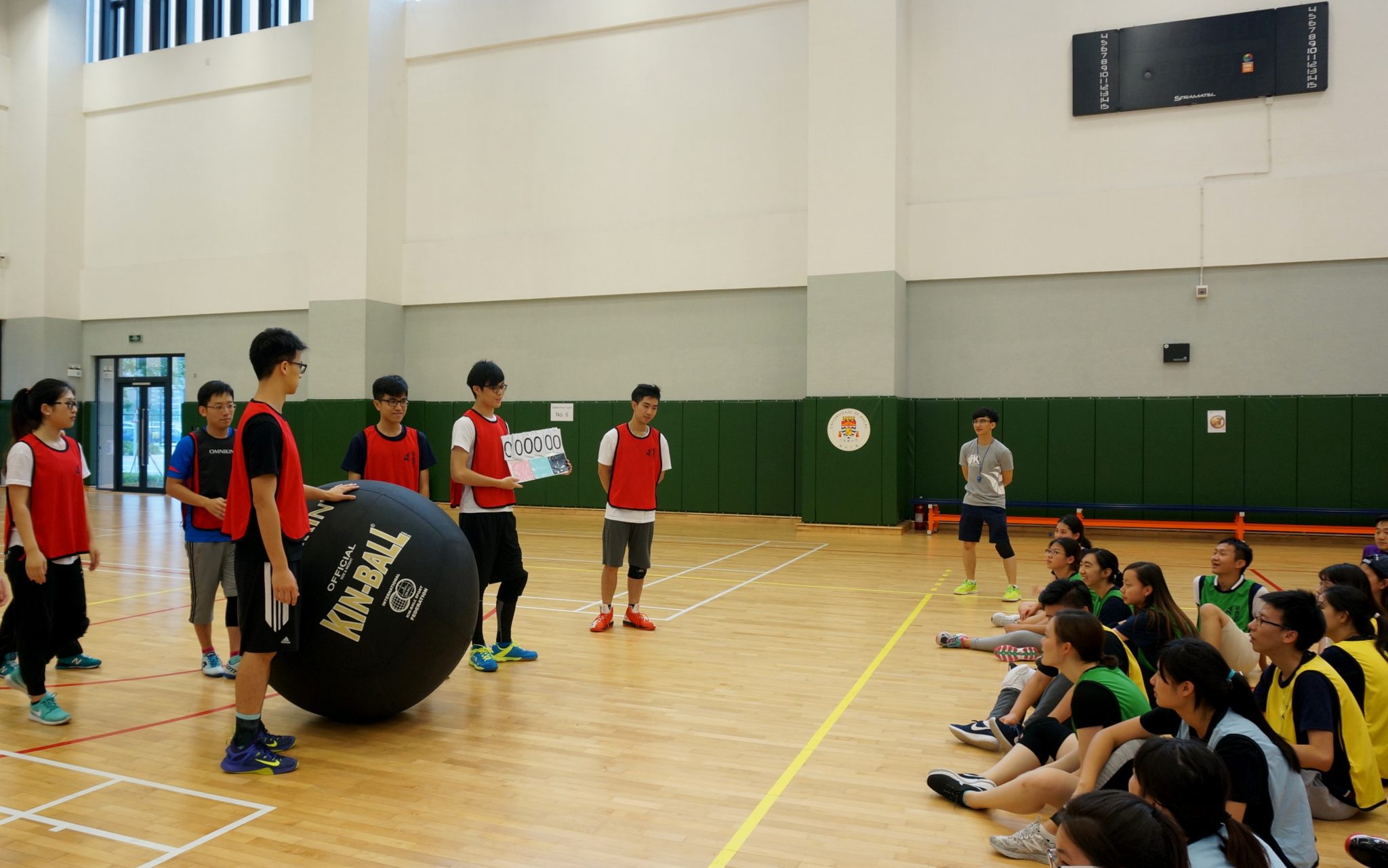 Student leaders took turns in teams to explain rules of kin-ball to each other. 學生領袖分小組輪流向其他小組講解健球的規則。