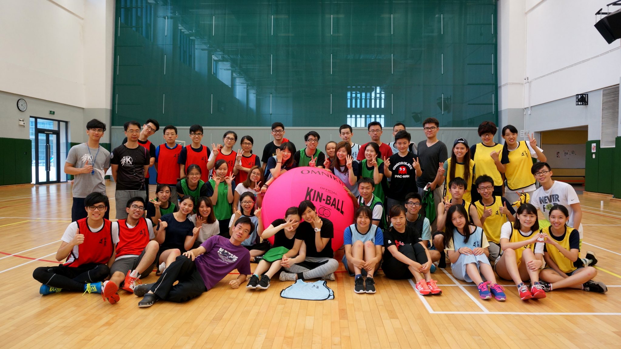 Group photo of the SHEAC student leadership team with the Hong Kong Kin-Ball Association President and coach. 健球活動後與香港健球總會教練大合照