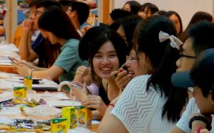 Freshmen shared joy at one of the workshops in the College. 新生們愉快參與書院工作坊。