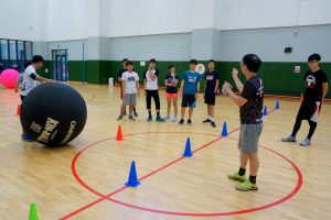 The coach introducing the basic rules of kin-ball. 教練講解基本規則。