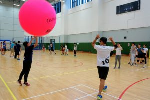 Participants practicing skills of passing and ball catching. 同學們練習傳球及接球技巧。