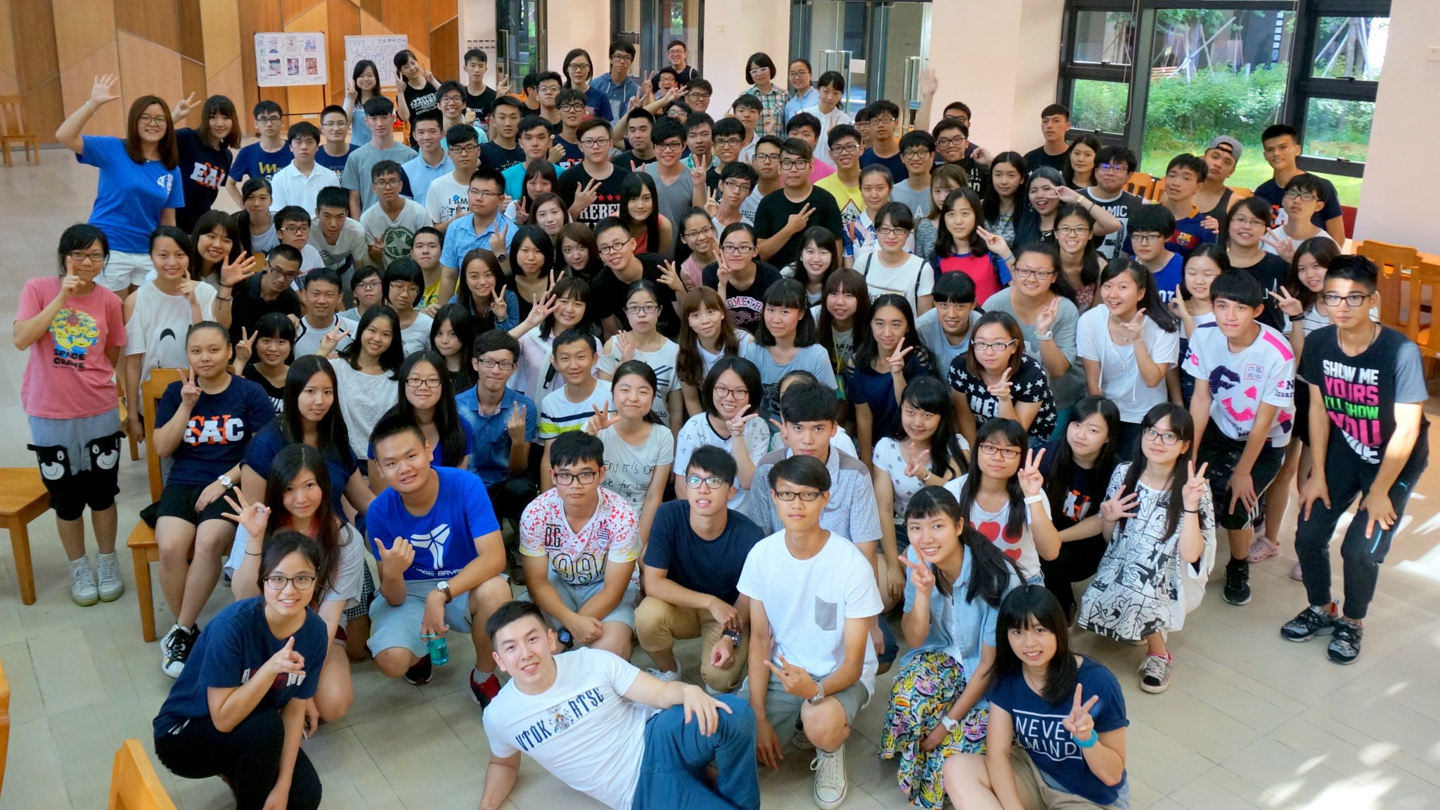 Group photo after a series of exciting ice-breaking games. 完成一系列令人興奮的破冰遊戲後合影留念。