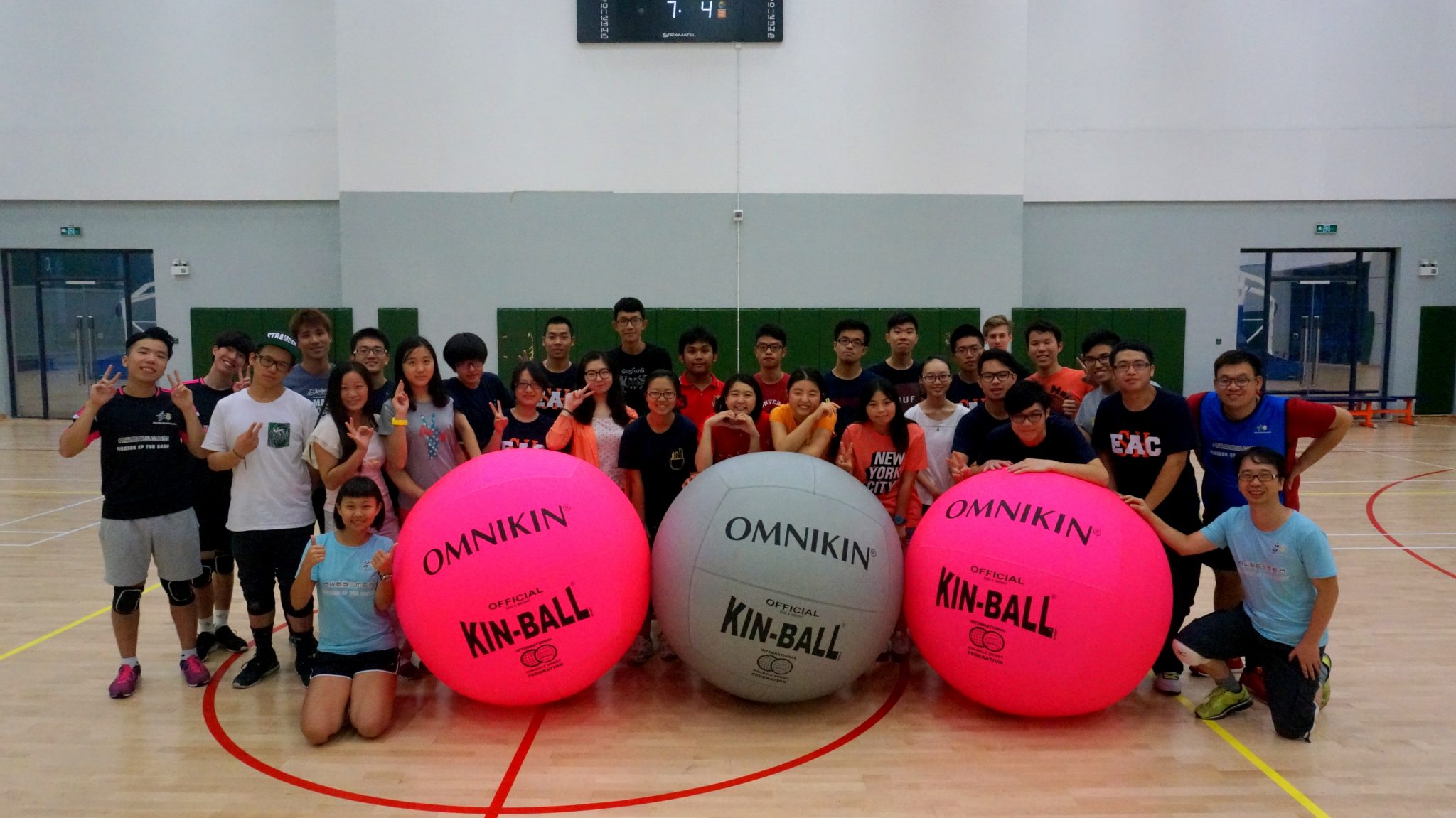 Group photo in the end of the “UM Kin-Ball Fun Day”  「澳大健球體驗日」活動後合照留念