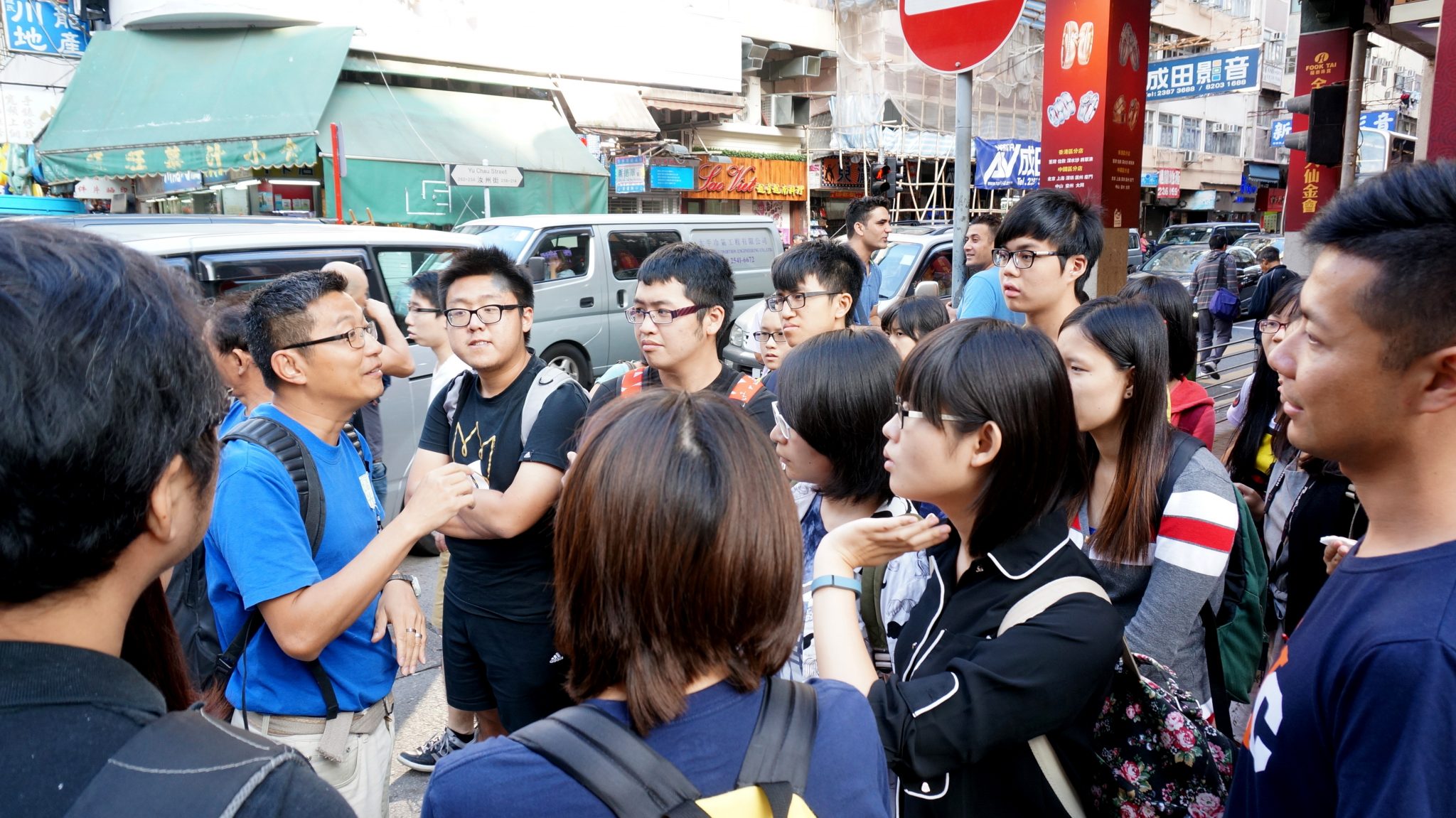 A tour in the Sham Shui Po to observe the urban development and housing issues. 大隊深入深水埗社區實地觀察城市發展及居住問題。