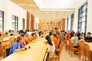 Visitors gathered in the College Refectory at SHEAC. 訪客們聚首在書院的膳堂。