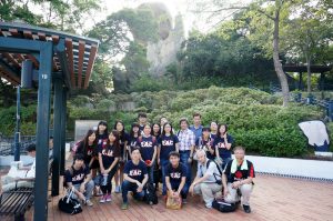 The group left their footprint under the Fish Tail Rock in Hoi Sum Park. 書院師生們在海心公園的魚尾石之下留下了足跡。