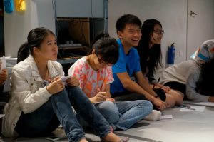 Students had a relaxing discussion about identity issues at the Oxfam workshop. 同學們在樂施會工作坊輕鬆的討論關於身份認同問題。