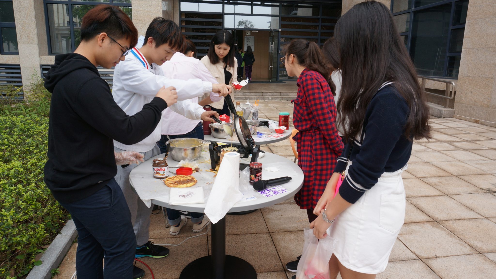 Fresh waffles were very popular at the charity bazaar. 新鮮的華夫餅在義賣活動很受歡迎。