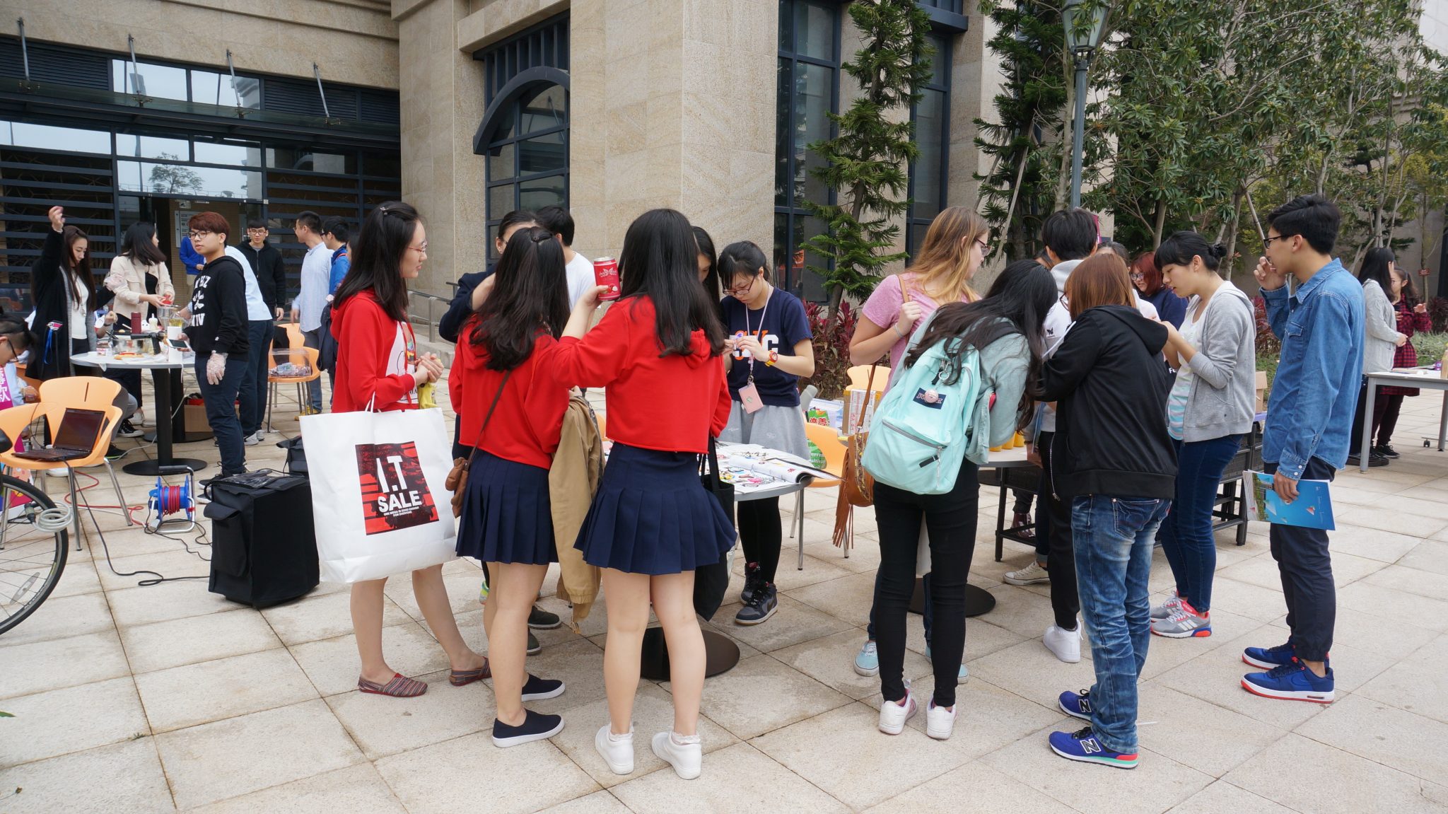 The charity bazaar drew a huge crowd of visitors to the College. 義賣活動吸引大群參觀者到書院。 