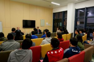 Professor Robert Merton discussed with students questions related to aspects such as global economy, personal growth, and university life. 羅伯特·默頓教授與同學們談及世界經濟、個人成長大學生活等多方面的問題。