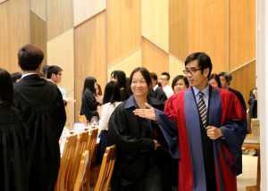 College Master Prof. Iu guided the guests to enter the College Refectory. 院長姚偉彬教授帶領嘉賓們進入書院膳堂。