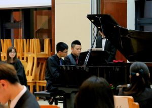 Students Xu Jing and Yang Qiyi performed Piano Duet. 許進與楊其乙同學表演四手聯彈。