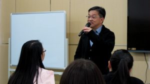 Mr. Mak demonstrated to students how to use a mic properly. 麥先生教導同學們如何正確使用麥克風。
