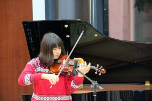 Janet Li (Year 1 English) performed a violin solo “Meditation”. 李文嘉同學表演《沉思曲》小提琴獨奏。