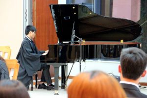 Wesley Lao (Year 4 Financial Controllership) played “Dream Wedding” and two other improvised piano pieces. 劉永業同學表演了《夢想婚禮》及兩首即興鋼琴作品。