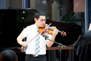 Robin Liu (Year 1 Electrical & Computer Engineering) played a violin solo “Csardas”. 劉乃斌同學表演《查爾達什舞曲》小提琴獨奏。