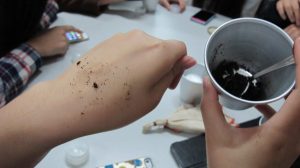 Participants also tried the natural scrubs made of coconut oil and coffee grounds.  參加者還當場嘗試了由椰子油和咖啡渣製成的天然磨砂膏。
