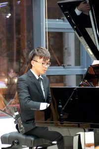 Mr. Sou Ian delivered a remarkable piano performance entitled “My Destiny”.  蘇昕同學彈奏了《My Destiny》醉人鋼琴樂章。 