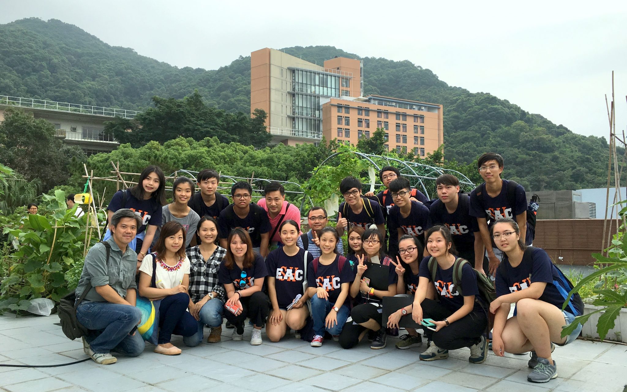 Group photo at the rooftop farm in The University of Hong Kong. 在香港大學的天台有機種植園留影。 
