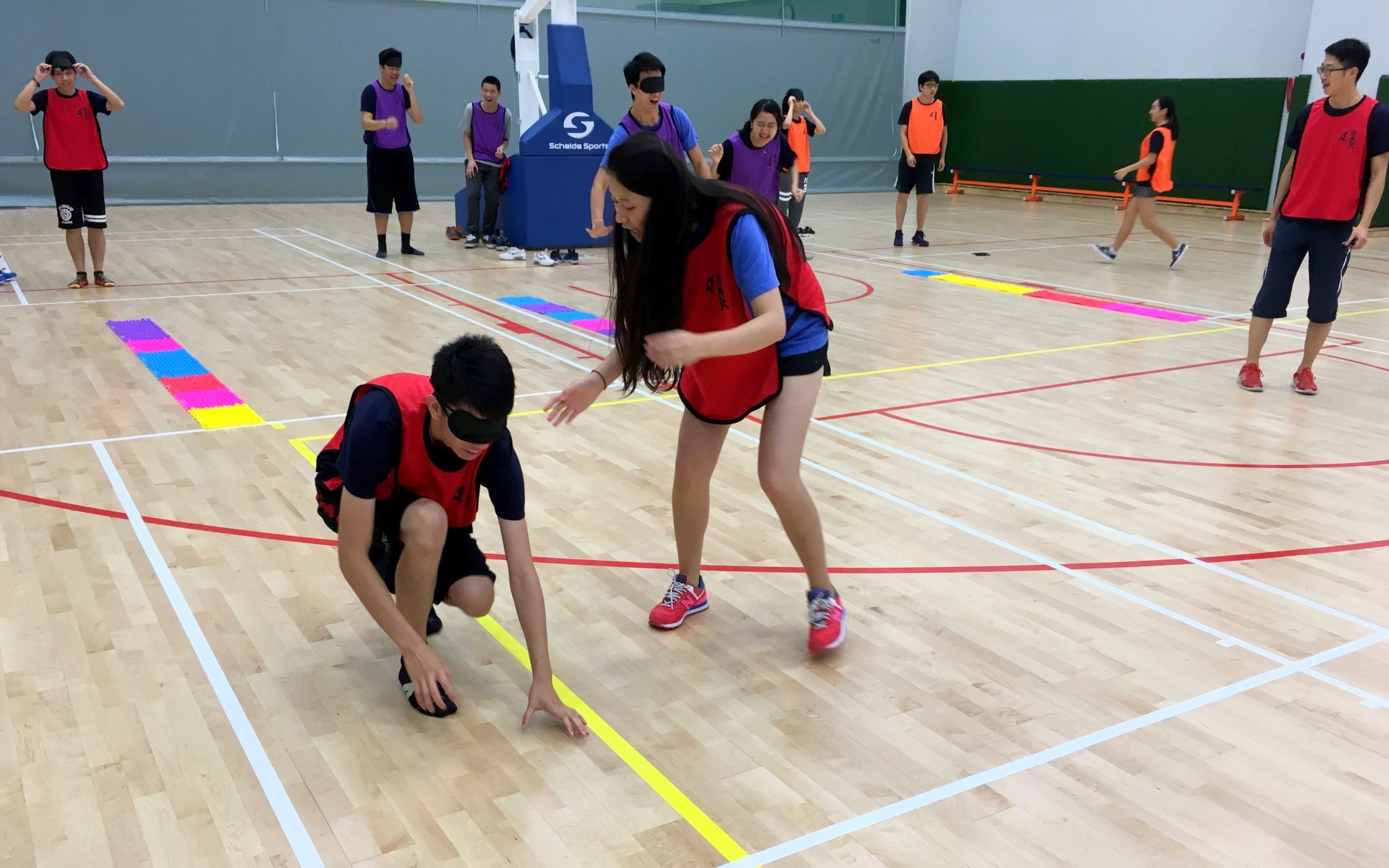 Students were blindfolded and led by partners to complete the "Boys and Girls, Go Go Go" game. 參賽隊員被蒙着眼睛在隊友的引領下完成遊戲。