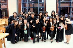Group photo with the instructor after the High Table Dinner: Students were looking forward to the new series of ukulele course in the next semester. 師生們在高桌晚宴結束後合照留念，更相約下學期開班繼續學習彈奏小結他。