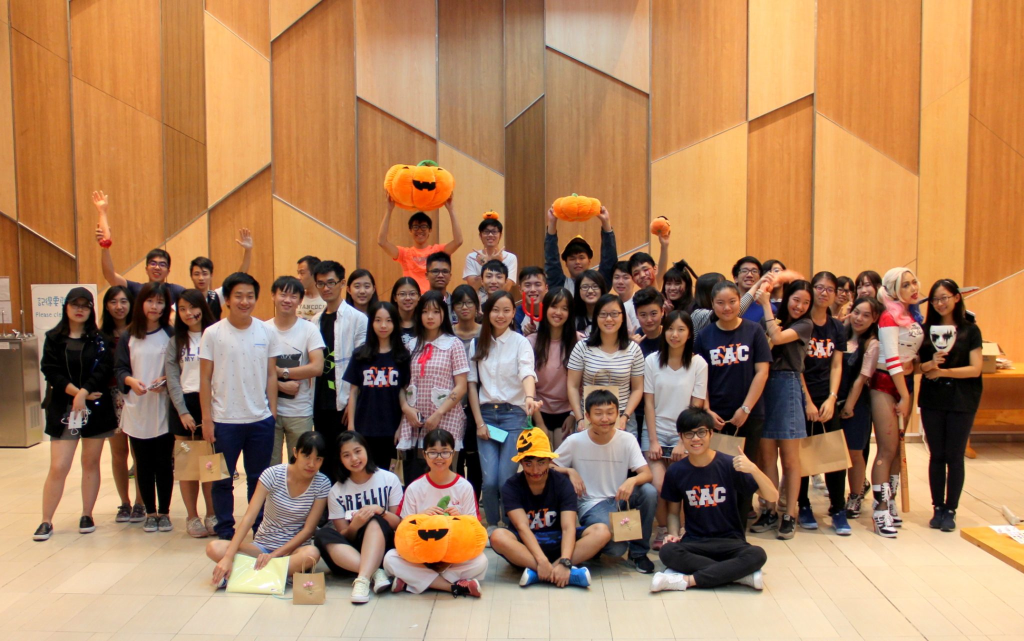 Group photo of House Association members and some event participants. 活動工作人員與部分參與者大合照。 