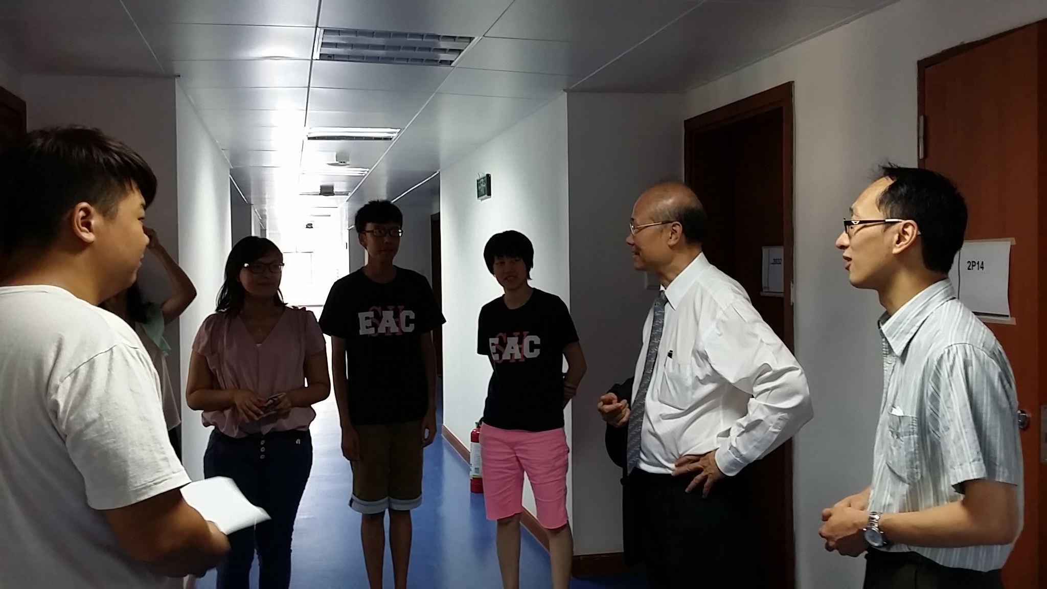 Dr. So visited a student room in the College 蘇博士參觀學生房間