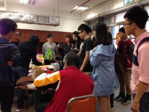 Students saw the trainees making handicrafts at the center. 同學們在中心工場看到學員親手製作手工藝品。