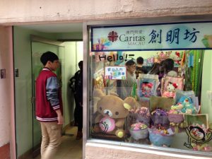 Students visited the souvenir store of the center. 同學們還參觀了創明坊的小賣部。
