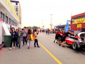 Students were excited about entering the paddock of Macau Grand Prix. 同學們進入澳門格蘭披治大賽的圍場表現興奮。 