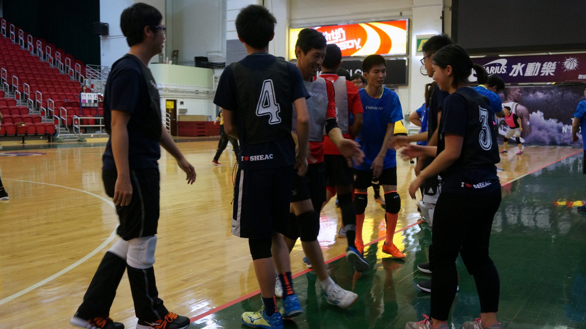 Handshakes with the Singapore team after the match. 賽後與新加坡隊握手