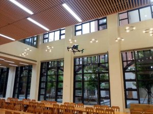 Drones with an accurate positioning sensor can also fly in indoor areas, a demonstration in the College refectory. 備有精確定位感應器的無人機還可以在封閉的地方如書院的膳堂飛行。