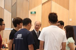 Cordial conversations with the freshmen at the welcome reception 蘇博士與新生親切交談