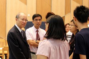 Executives of the SHEAC House Association explained to Dr. So about the College’s orientation activities held over the past week. SHEAC學生會領袖向蘇博士介紹過去一周書院所舉辦的迎新活動